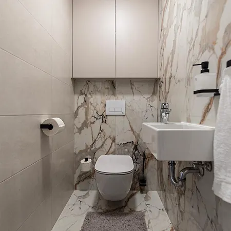 Klingerka Apartment, 25th Floor With Free Parking And View Of Castle And Danube