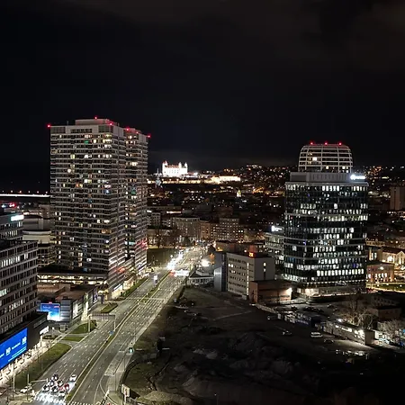 Апартаменты Klingerka Apartment, 25th Floor With Free Parking And View Of Castle And Danube Братислава