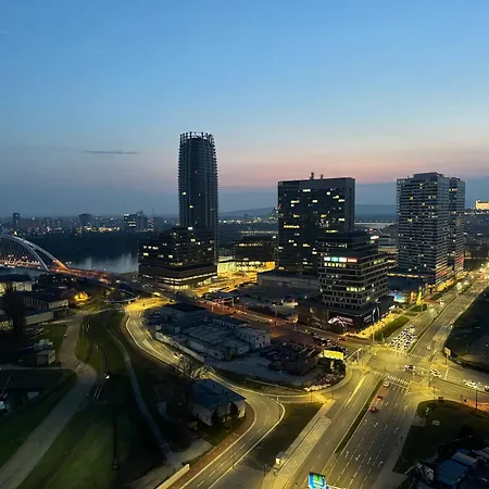 Klingerka Apartment, 25th Floor With Free Parking And View Of Castle And Danube 아파트 *