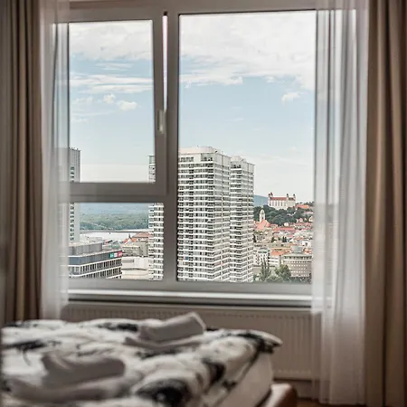 Klingerka Apartment, 25th Floor With Free Parking And View Of Castle And Danube 아파트