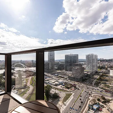 아파트 Klingerka Apartment, 25th Floor With Free Parking And View Of Castle And Danube